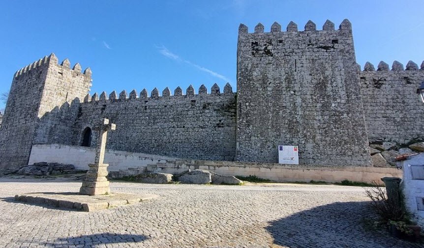 Ruínas do Castelo de Moreira de Rei, Portugal